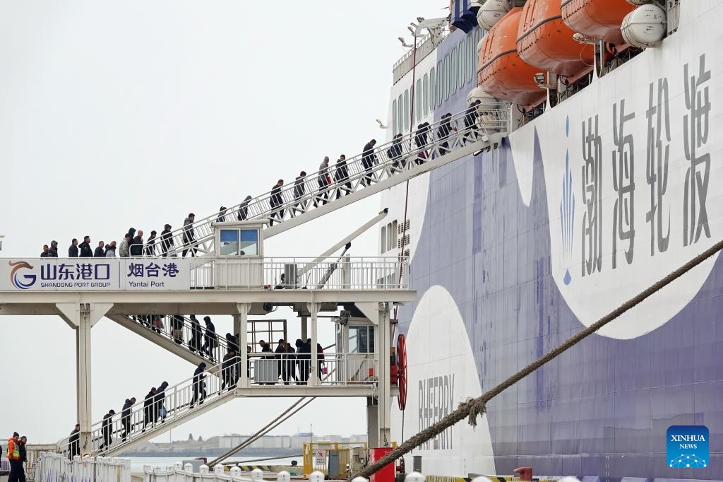Passengers board a train in Changchun Station, northeast China's Jilin Province, March 5, 2024. China's 40-day travel surge, also known as chunyun, concluded on Tuesday.(Photo: Xinhua)