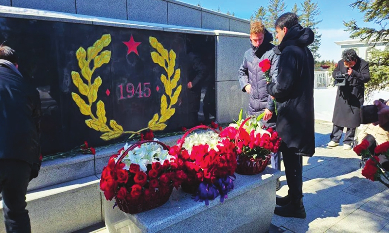 A representative from Russia lays flowers at the grave. Photo: Courtesy of Russian 
Cultural Centre in Beijing