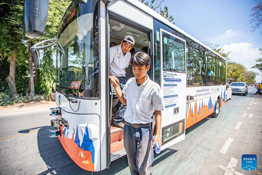 Passengers get off an autonomous electric bus powered by 5G technology in Ayutthaya, Thailand, March 5, 2024. An autonomous electric bus powered by 5G technology has recently started trial operation in the city of Ayutthaya. The bus seats 20 passengers and will end its trial run in July.(Photo: Xinhua)