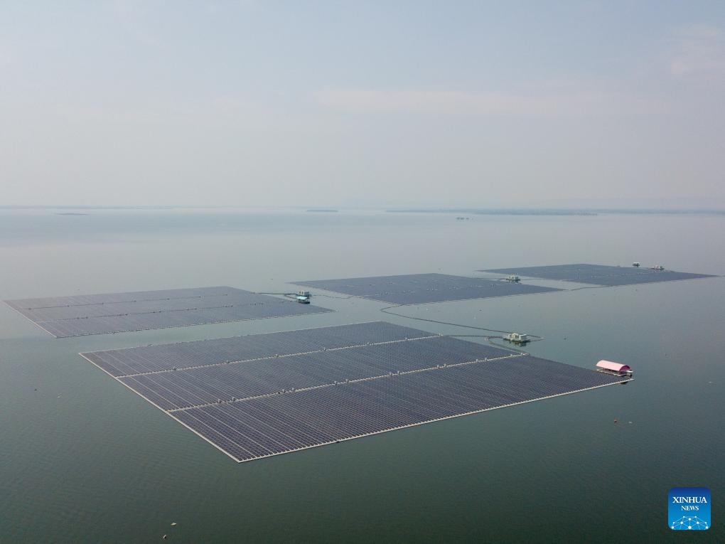 An aerial drone photo taken on March 5, 2024 shows the Ubolratana Dam hydro-floating solar hybrid power plant in Khon Kaen, Thailand. A hydro-floating solar project jointly built by Chinese and Thai companies started commercial operation on Tuesday to support Thailand's development of clean energy.((Photo: Xinhua)