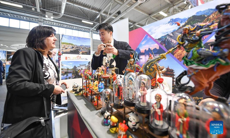 A staff member (R) introduces the crafts of dough modelling to a visitor at the booth of China during the ITB Berlin travel trade show in Berlin, Germany, March 5, 2024. The ITB Berlin travel trade show kicked off here on Tuesday and will last until March 7.(Photo: Xinhua)