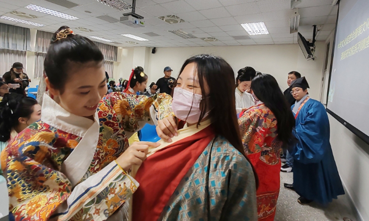 <em>Hanfu</em> lovers from both sides of the Taiwan Straits try on hanfu in Taoyuan, the island of Taiwan.  Photo: VCG