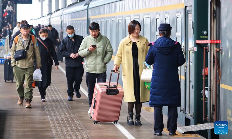 Passengers prepare to board a train in Nanjing railway station, east China's Jiangsu Province, March 5, 2024. China's 40-day travel surge, also known as chunyun, concluded on Tuesday.(Photo: Xinhua)