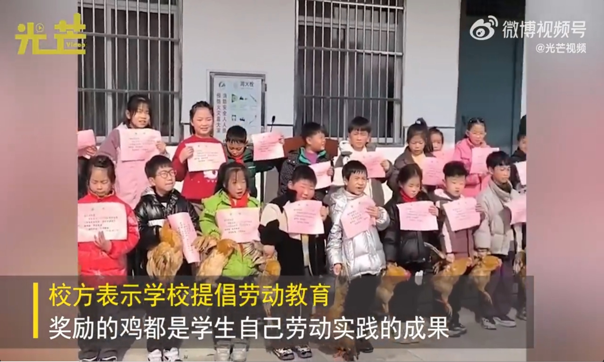 Primary school gives students chickens as reward for the start of new term Photo: Screenshot from Guangmang Video