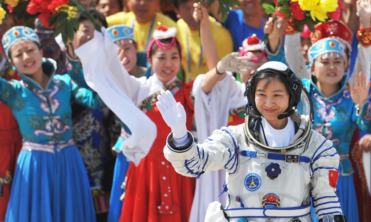 The first Chinese female taikonaut Liu Yang wave to the crowd at the send-off ceremony for the Shenzhou-9 spacecraft at Jiuquan Satellite Launch Center in Northwest China's Gansu Province on June 16, 2012. Photo: VCG  
