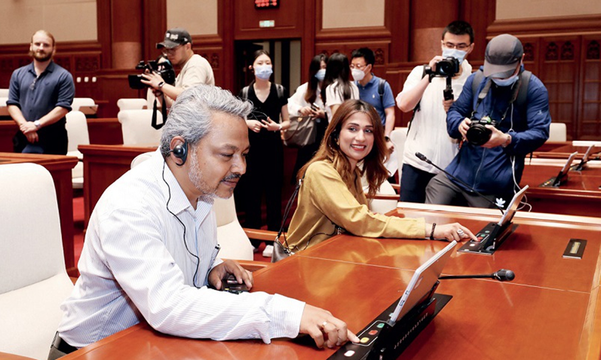 While “acting” as deputies to the people’s congress, foreigners from the Global Young Leaders Dialogue program experience the solemn exercise of state power on behalf of the people by pressing voting keys on the desks of the Standing Committee of the Beijing Municipal People’s Congress. (Photo: China Today)