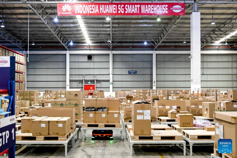 An autonomous guided vehicle (AGV) carries goods at Indonesia's first 5G smart warehouse in Bekasi, West Java, Indonesia, March 7, 2024. Telkomsel, Indonesia's largest telecom operator, and Huawei unveiled the country's first 5G smart warehouse and 5G innovation center in Indonesia on Thursday.(Photo: Xinhua)