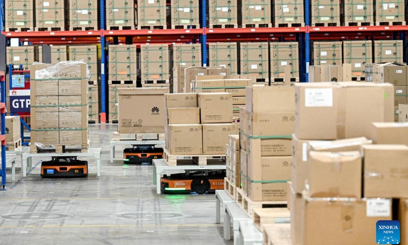 Autonomous guided vehicles (AGVs) carry goods at Indonesia's first 5G smart warehouse in Bekasi, West Java, Indonesia, March 7, 2024. Telkomsel, Indonesia's largest telecom operator, and Huawei unveiled the country's first 5G smart warehouse and 5G innovation center in Indonesia on Thursday.(Photo: Xinhua)