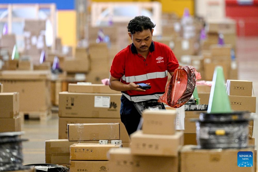 A staff member scans goods at Indonesia's first 5G smart warehouse in Bekasi, West Java, Indonesia, March 7, 2024. Telkomsel, Indonesia's largest telecom operator, and Huawei unveiled the country's first 5G smart warehouse and 5G innovation center in Indonesia on Thursday.(Photo: Xinhua)
