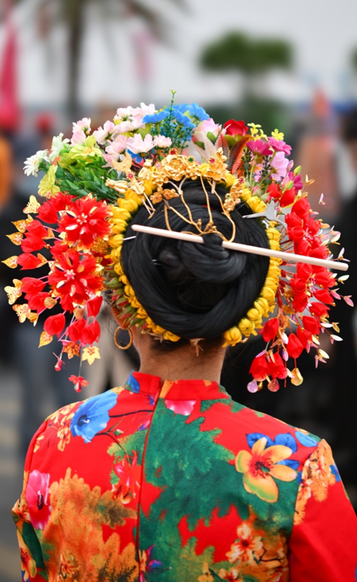 A woman wears a glass flower tiara. Photo: VCG