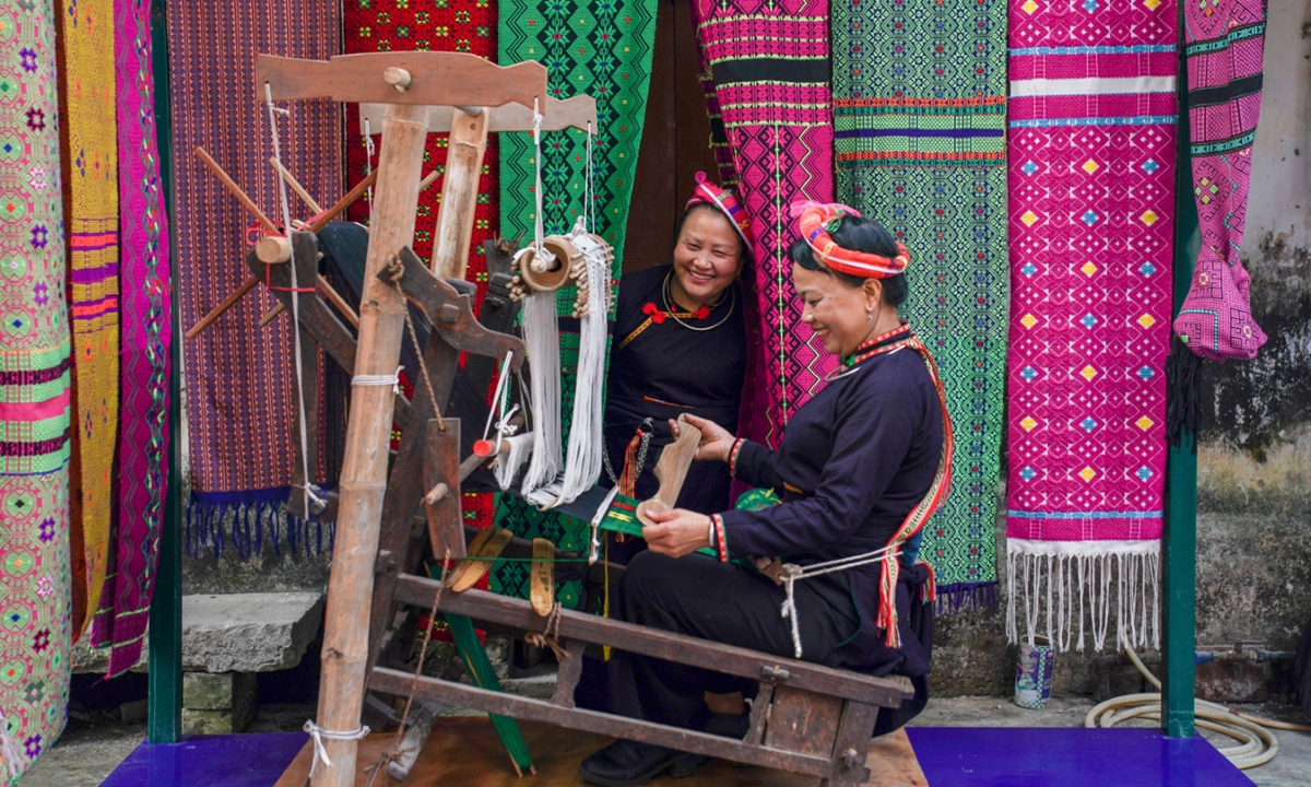 Women weave ethnic Zhuang brocade. Photo: VCG