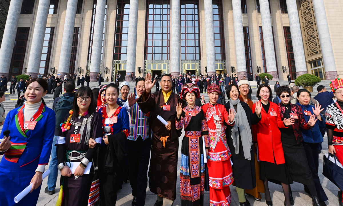 Membros do 14º Comitê Nacional da Conferência Consultiva Política do Povo Chinês (CCPPC) tiram fotos em frente ao Grande Salão do Povo em Pequim, em 10 de março de 2024. A reunião de encerramento da segunda sessão do 14º Comitê Nacional do CCPPC foi realizada no mesmo dia. Foto: VCG