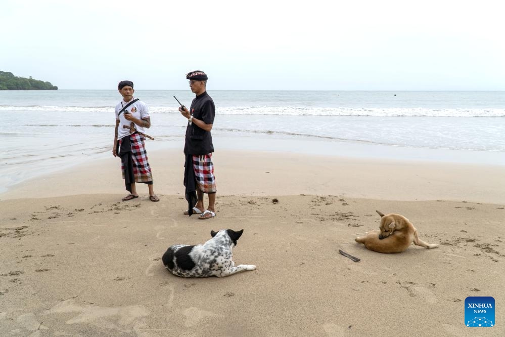 Members of the Balinese community security personnel patrol a beach on Nyepi Day in Bali, Indonesia, March 11, 2024. Monday marks Nyepi Day, or Bali's Day of Silence. According to the Balinese calendar, Nyepi Day is a holy day that ushers in the Hindu New Year. The locals in the Bali island are mostly Hindu.(Photo: Xinhua)
