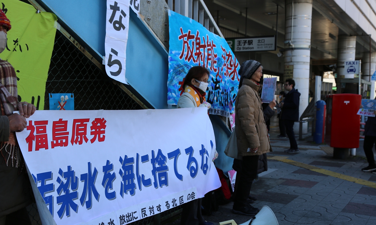 Pessoas japonesas realizam manifestação para protestar contra o despejo de água contaminada com material nuclear no mar em Tóquio em 10 de março de 2024. Foto: VCG