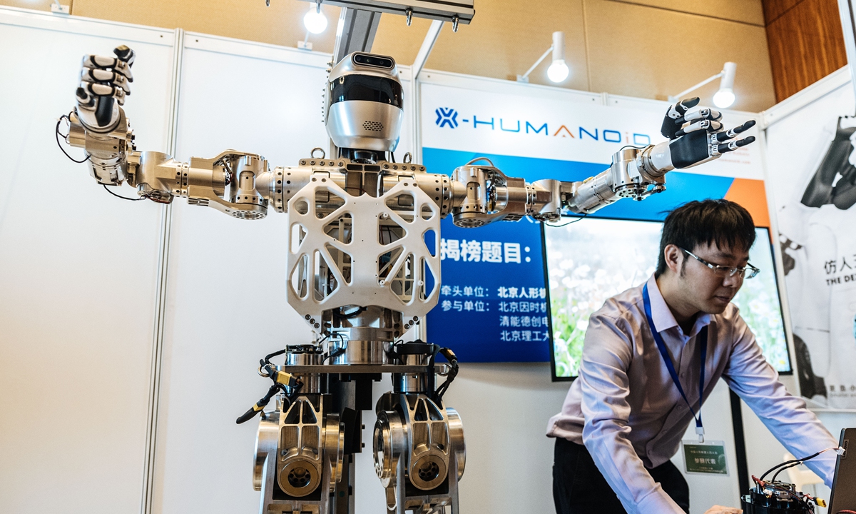 Um pesquisador testa um robô no local da exposição de uma competição de robôs humanoides em 13 de março de 2024. Foto: Li Hao/GT