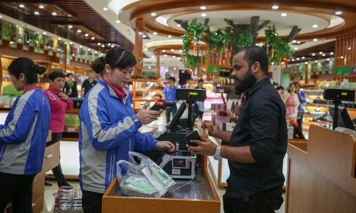 A foreign visitor makes payment with his mobile phone after shopping in a supermarket in Wanning, South China's Hainan Province, on January 17, 2019. Photo: VCG