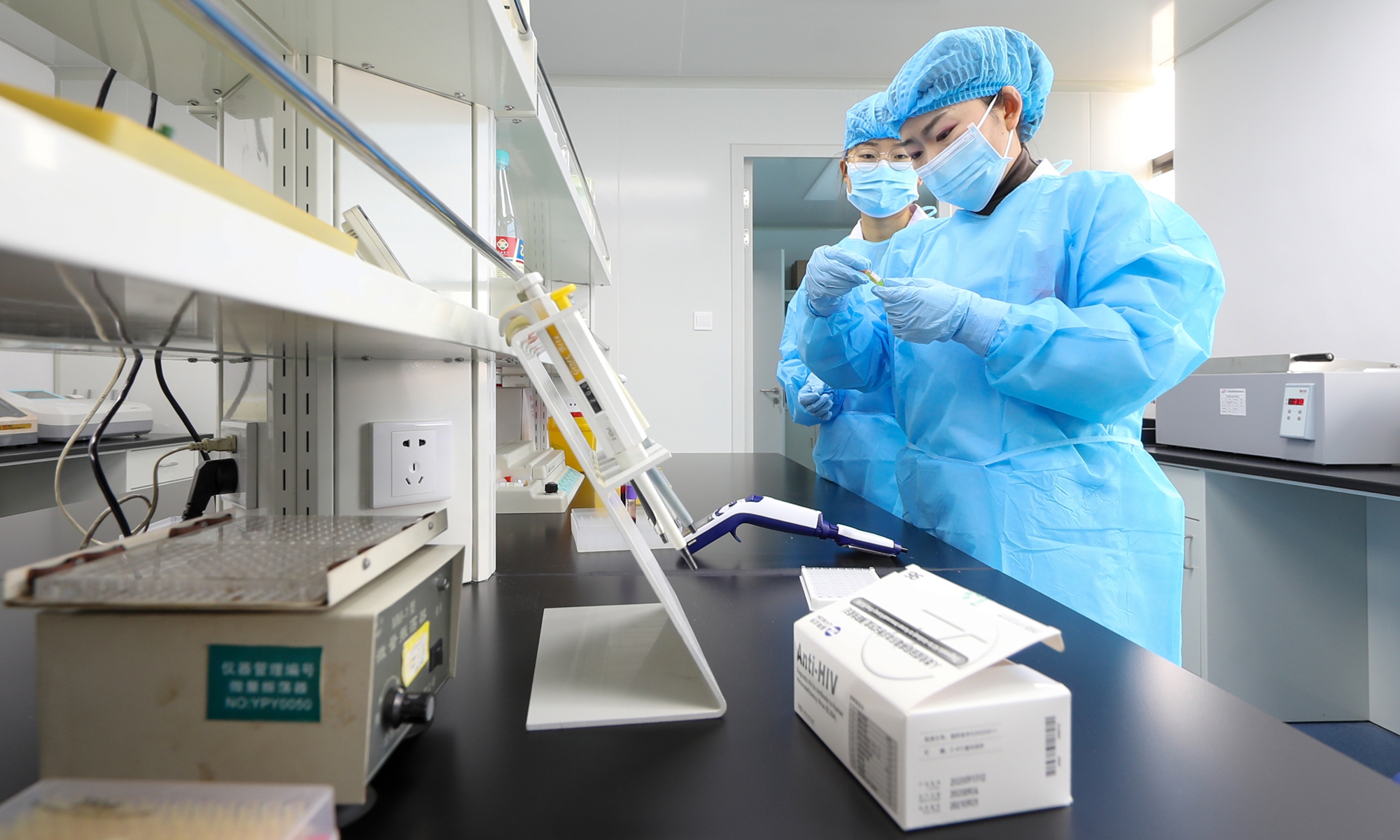 A doctor tests the blood sample of an AIDS patient at a county-level disease control center in Tongren, on December 1, 2021. Photo: VCG
