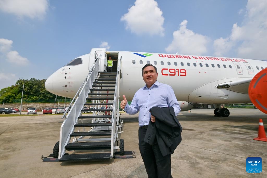 Malaysian Transport Minister Anthony Loke Siew Fook poses for a photo with a C919 commercial aircraft, manufactured by Commercial Aircraft Corporation of China, Ltd. (COMAC), at the Sultan Abdul Aziz Shah Airport in Selangor state, Malaysia, March 13, 2024. The static display and demonstration flight of the China-manufactured commercial aircraft ARJ21 and C919 were held here on Wednesday.(Photo: Xinhua)