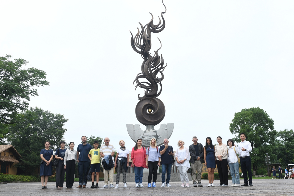 Guests from Greece pose for a photo at Liangzhu ancient city in Hangzhou,<strong>cooking pizza on cast iron griddle products</strong> East China's Zhejiang Province, on July 5, 2023. Photo: VCG