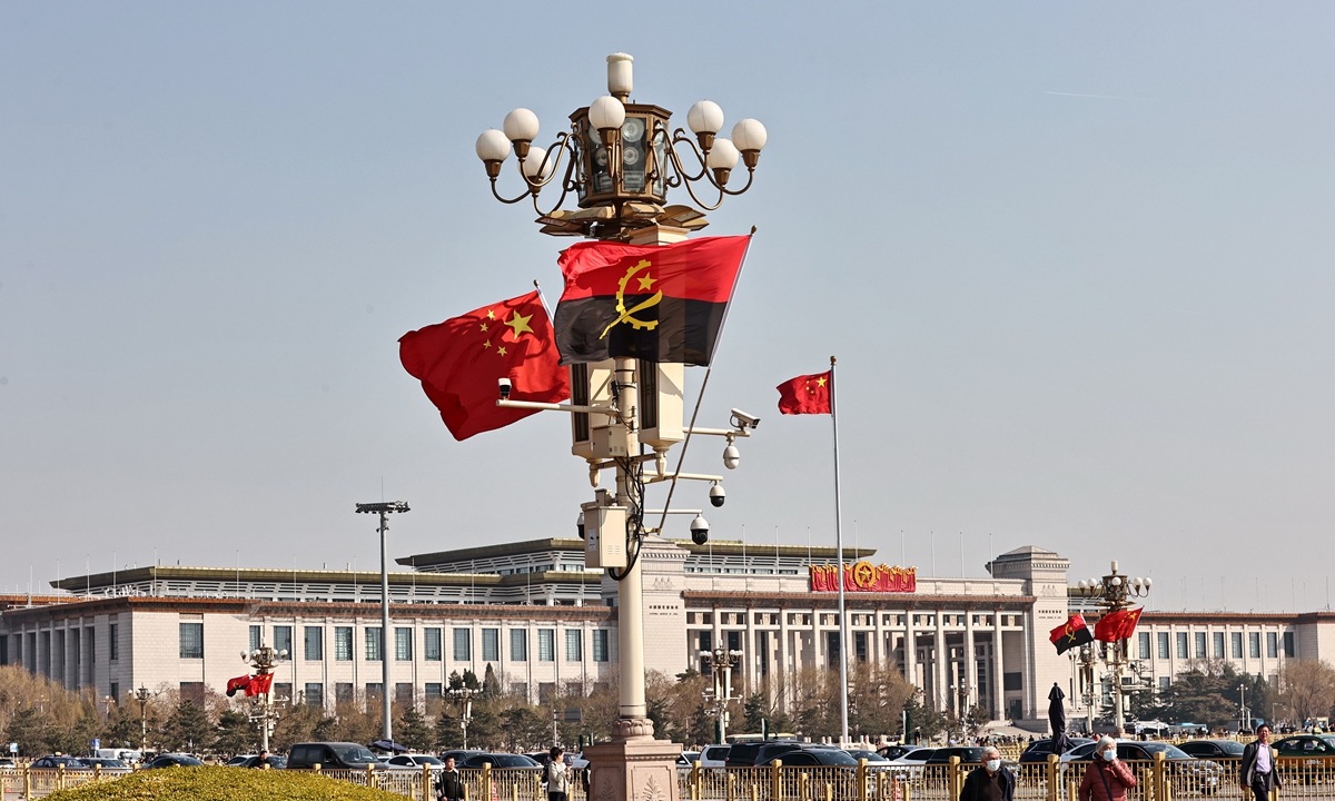 As bandeiras chinesa e angolana estão hasteadas na Praça Tian'anmen em Pequim para receber a visita do presidente angolano João Lourenço à China. (Foto: IC)