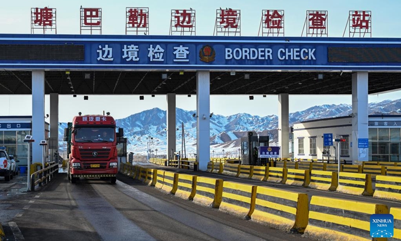 A vehicle passes a border check station of Takixken road port in northwest China's Xinjiang Uygur Autonomous Region, March 13, 2024. Located in Qinghe County of Altay, northwest China's Xinjiang Uygur Autonomous Region, the Takixken road port is on the China-Mongolia-Russia economic corridor and is a key port for importing coal from Mongolia.(Photo: Xinhua)