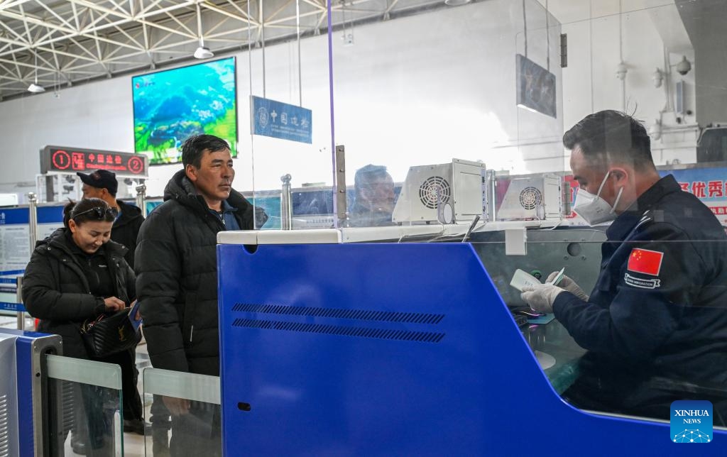 A police officer checks credentials at Takixken road port in northwest China's Xinjiang Uygur Autonomous Region, March 13, 2024. Located in Qinghe County of Altay, northwest China's Xinjiang Uygur Autonomous Region, the Takixken road port is on the China-Mongolia-Russia economic corridor and is a key port for importing coal from Mongolia.(Photo: Xinhua)