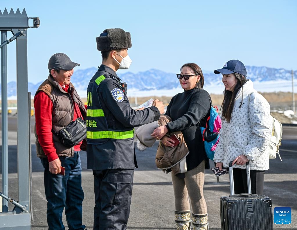 A police officer checks the credentials of passengers at Takixken road port in northwest China's Xinjiang Uygur Autonomous Region, March 13, 2024. Located in Qinghe County of Altay, northwest China's Xinjiang Uygur Autonomous Region, the Takixken road port is on the China-Mongolia-Russia economic corridor and is a key port for importing coal from Mongolia.(Photo: Xinhua)