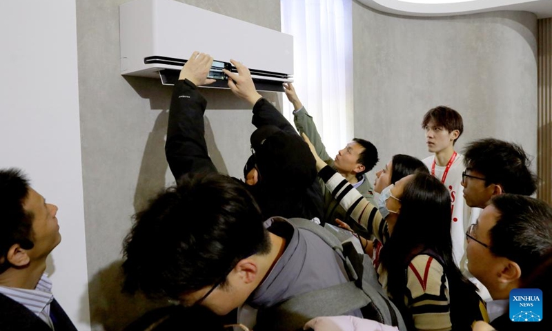 Visitors view an air conditioner at LG's booth during the 2024 Appliance & Electronics World Expo (AWE2024) in east China's Shanghai, March 14, 2024. With the theme of Smartize the Future, the AWE2024 kicked off here on Thursday. The world's leading brands in the field of home appliances and consumer electronics gathered at the expo to showcase their latest innovations.(Photo: Xinhua)