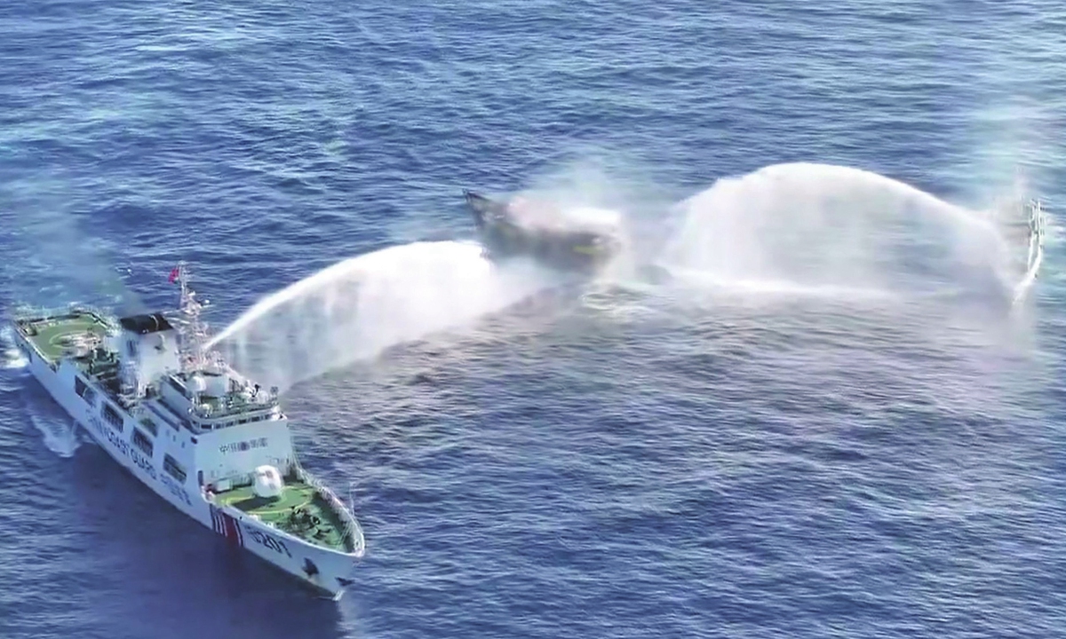 Dois navios da guarda costeira chinesa usam canhão de água em um navio da guarda costeira filipina enquanto ele tenta entrar ilegalmente nas águas perto de Ren'ai Jiao em 5 de março de 2024. Foto: VCG