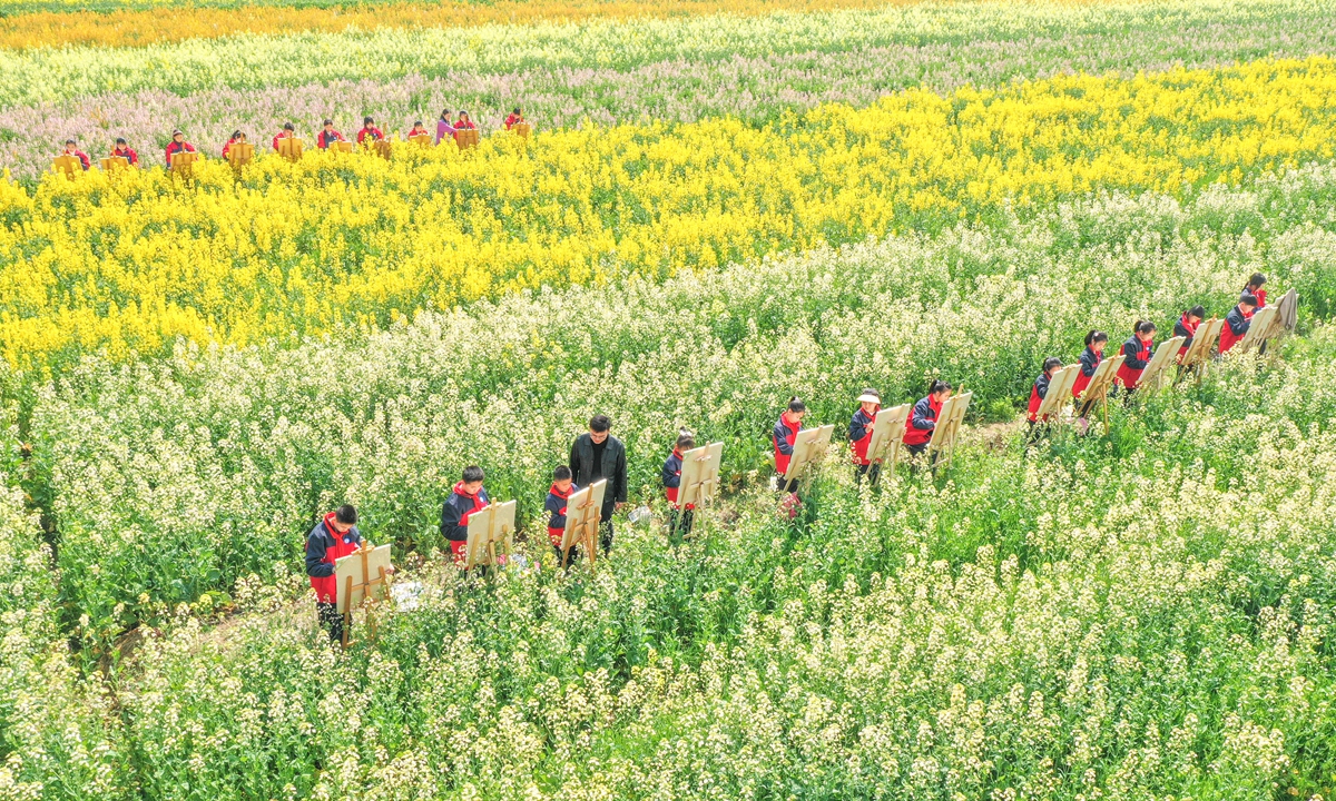 Students of Xiashe school in Deqing county, Huzhou in East China's Zhejiang Province, participate in an outdoor sketching activity on March 19, 2024. Overseen by an art teacher, the activity aims to foster aesthetic appreciation through hands-on learning experiences.Photo: VCG