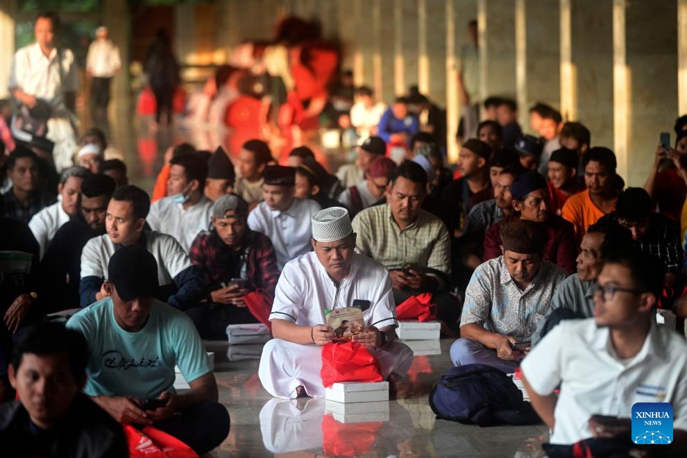 Muslims wait for the fast-breaking evening meal of iftar during the Islamic holy month of Ramadan at the Istiqlal mosque in Jakarta, Indonesia, March 18, 2024.(Photo: Xinhua)