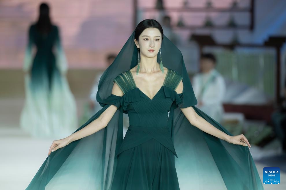 A model walks the catwalk for the Heaven Gaia Autumn/Winter 2024 collection show by Chinese fashion designer Xiong Ying during Beijing Fashion Week AW2024 in Beijing, capital of China, March 18, 2024. The Heaven Gaia show kicked off Beijing Fashion Week AW2024 on Monday.(Photo: Xinhua)