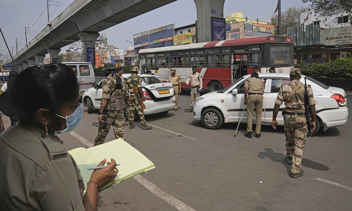 
Indian police officers and paramilitary personnel check vehicles for cash or any prohibited items after general elections were announced last week, in Hyderabad, India on March 19, 2024. India announced its six-week-long general elections will start on April 19, with most surveys predicting a victory for Prime Minister Narendra Modi and Bharatiya Janata Party. Photo: VCG