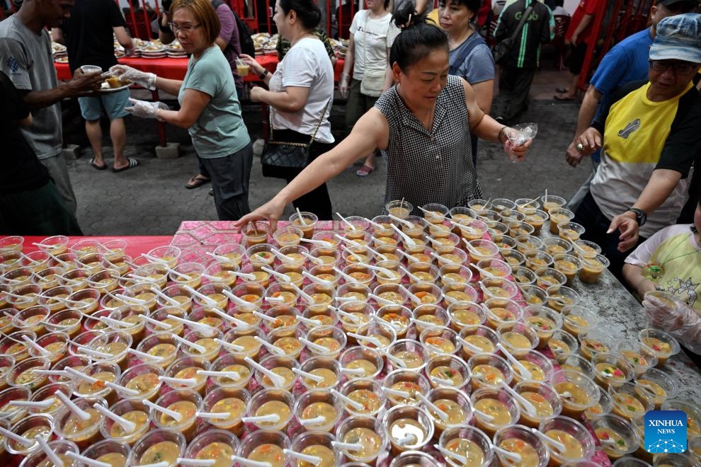 A woman prepares free fast-breaking snacks for Muslims during the Islamic holy month of Ramadan at the Dharma Bhakti temple in Glodok, Jakarta, Indonesia, March 18, 2024.(Photo: Xinhua)