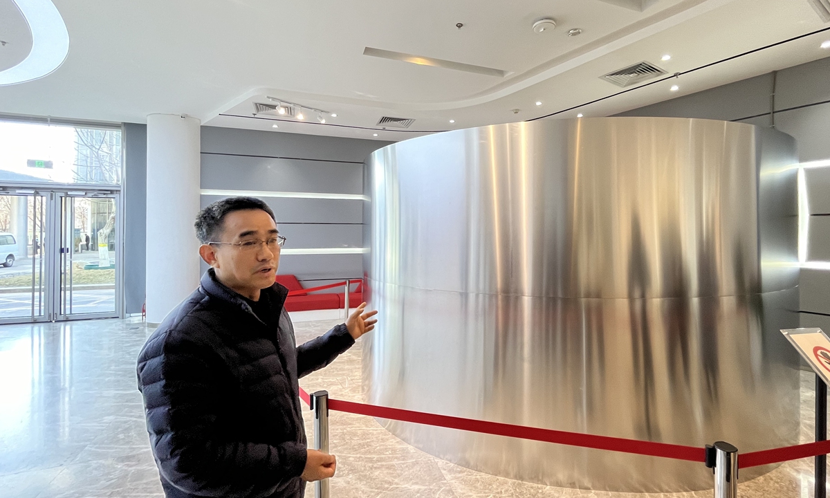 Liu Jian, a vice president of Chinese private aerospace firm LandSpace, demonstrates the properties of a rocket body made of stainless steel, a material vital to the upcoming age of reusable rockets  in Beijing on March 19, 2024. Photo: Chu Daye/GT 