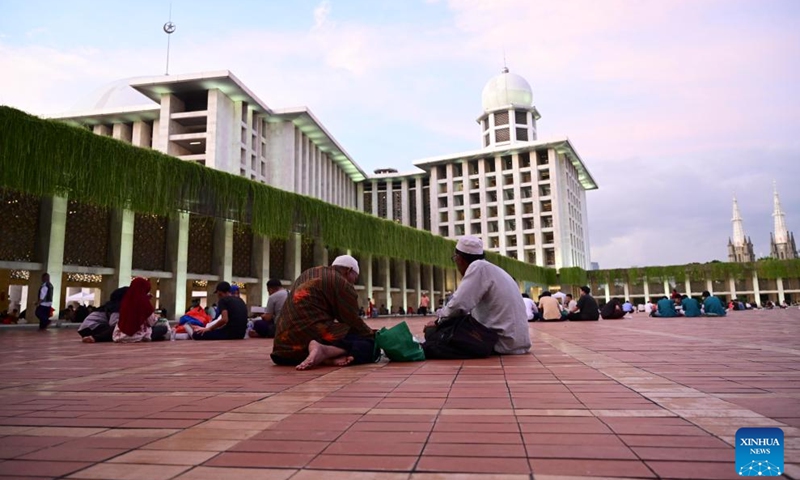 Muslims wait for the fast-breaking evening meal of iftar during the Islamic holy month of Ramadan at the Istiqlal mosque in Jakarta, Indonesia, March 18, 2024.(Photo: Xinhua)