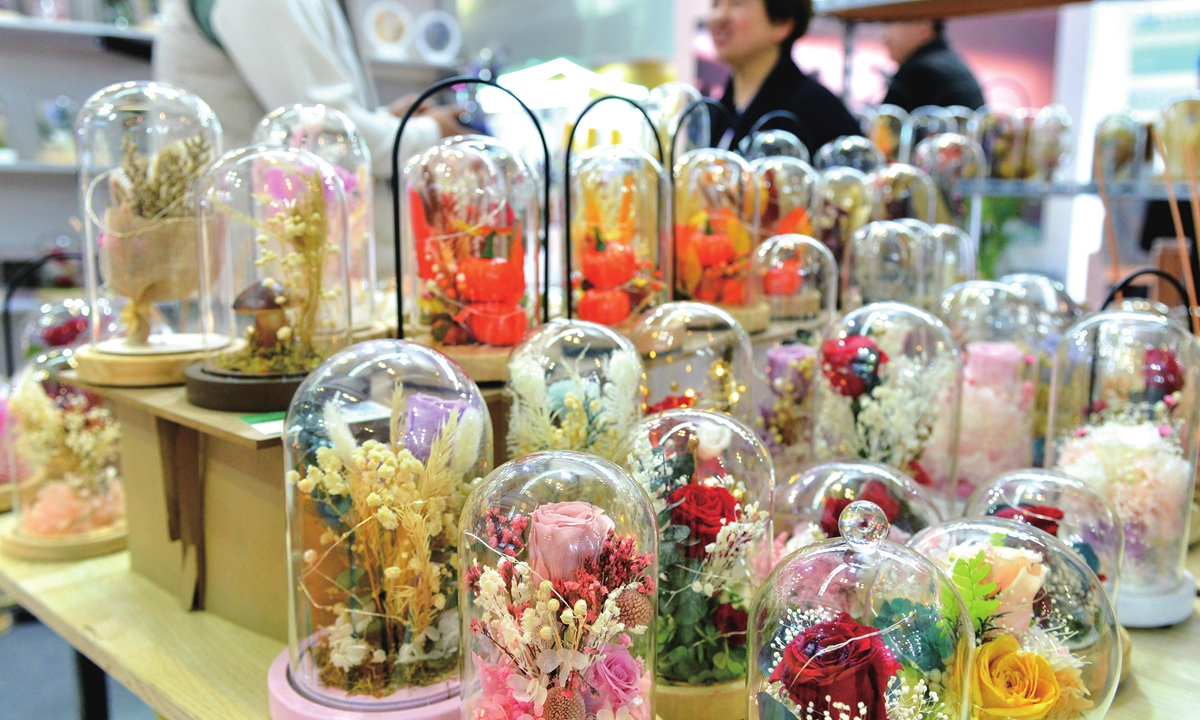 Preserved flowers are on shown at the 4th China Cross-border E-commerce Trade Fair in Fuzhou, East China's Fujian Province on March 20, 2024. The trade fair has attracted more than 30 cross-border e-commerce platforms worldwide and more than 1,500 exhibitors from across China. Photo: cnsphoto