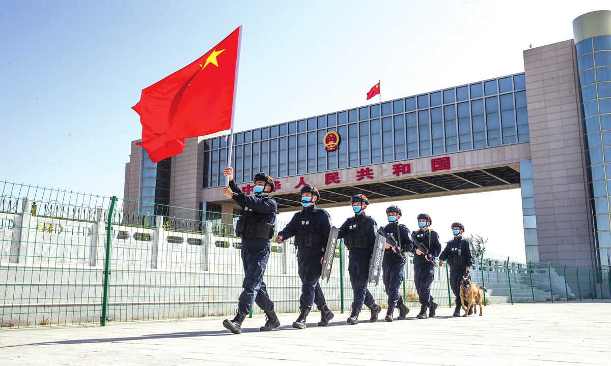 Police officers at a border checkpoint of the entry-exit border inspection general station in North China's Inner Mongolia Autonomous Region patrol the border line in Xilin Gol League on September 29, 2022. Photo: VCG