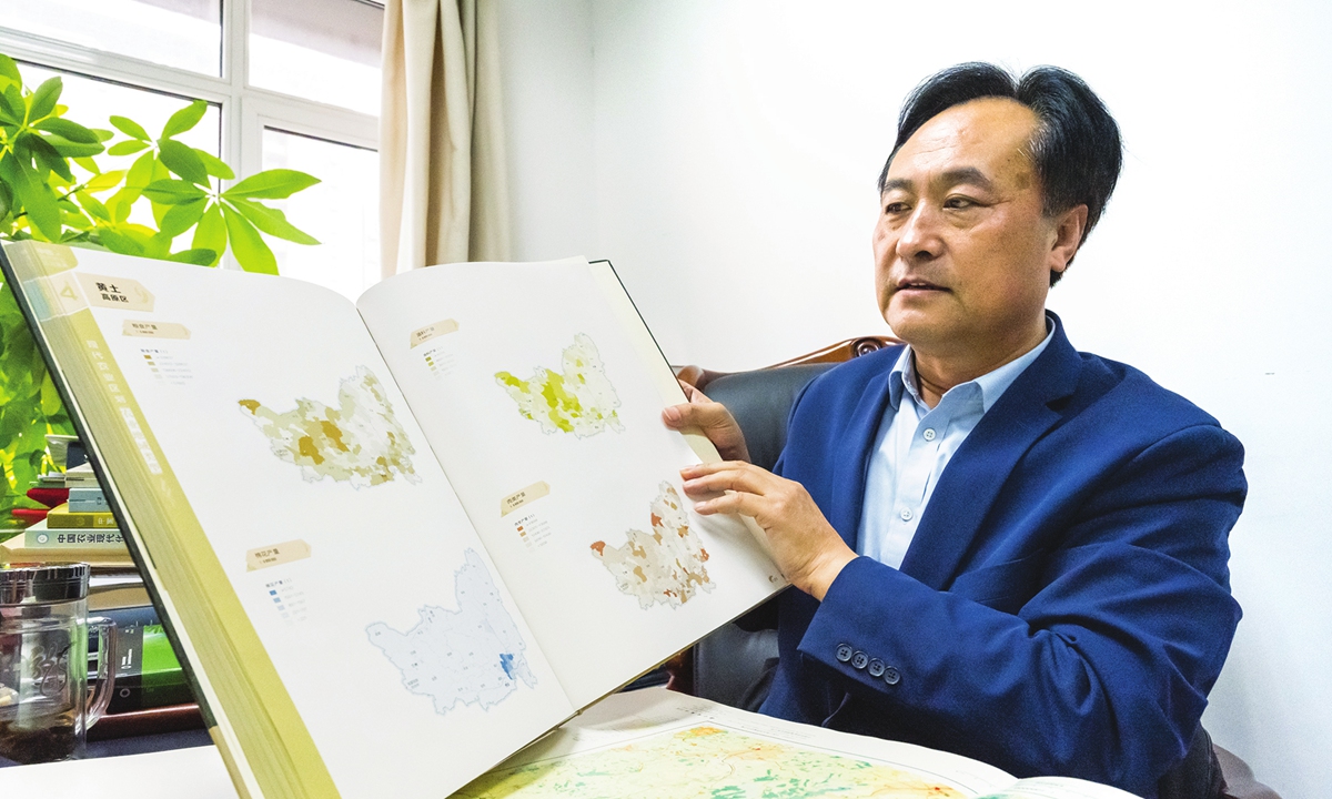 Liu Yansui shows a map of Northwest China's Shaanxi Province during an interview with the Global Times. Photo: Chen Tao/GT