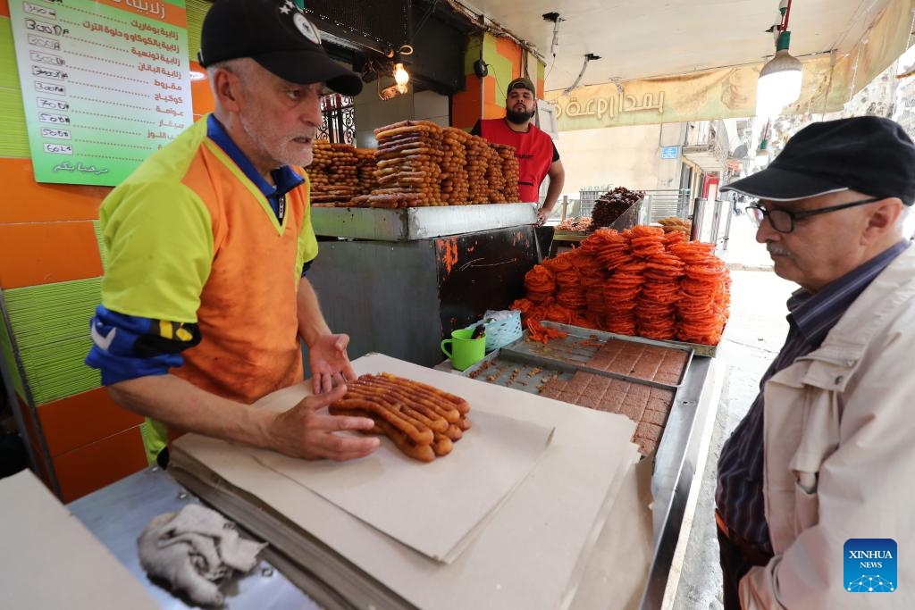 A man prepares traditional dessert known as Zalabia during Ramadan in Boufarik, Algeria, on March 20, 2024.(Photo: Xinhua)