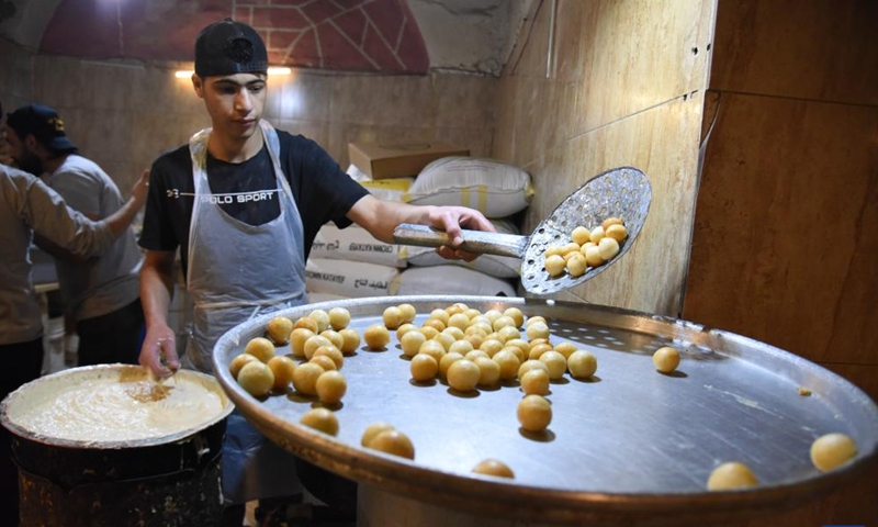 A vendor prepares sweets during the Ramadan in Tripoli, Lebanon, March 19, 2024.(Photo: Xinhua)