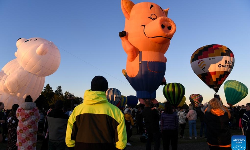 People wait for the launch of hot-air balloons during the Balloons Over Waikato Festival in Hamilton, New Zealand, March 20, 2024. The festival is held here from March 19 to 23 this year.(Photo: Xinhua)