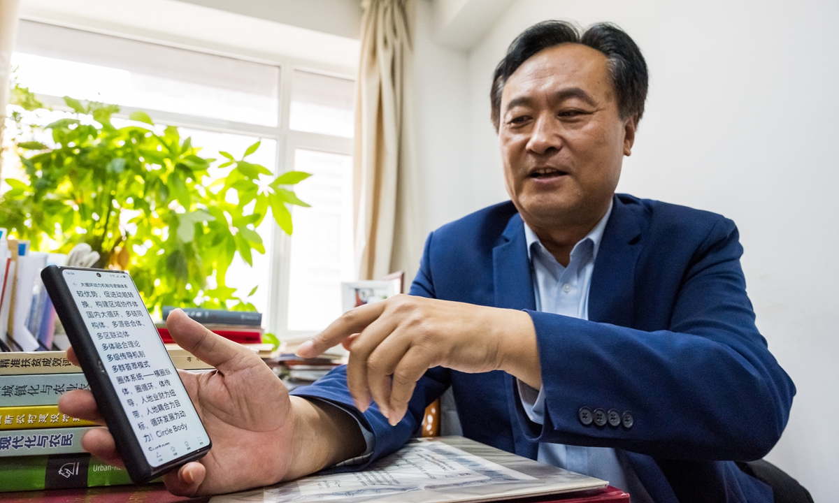 Liu Yansui shows notes he has written on his cell phone during an interview with the Global Times.Photo:Chen Tao/GT