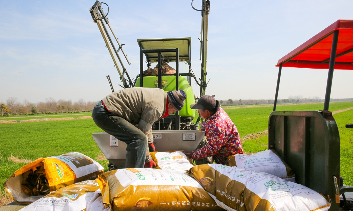 Farmers prepare for fertilization in a field in Nantong, East China's Jiangsu Province, on March 21, 2024. Photo: VCG