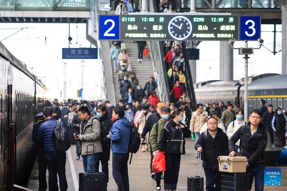 Passengers prepare to board a train in Nanjing railway station, east China's Jiangsu Province, March 5, 2024. China's 40-day travel surge, also known as chunyun, concluded on Tuesday.(Photo: Xinhua)