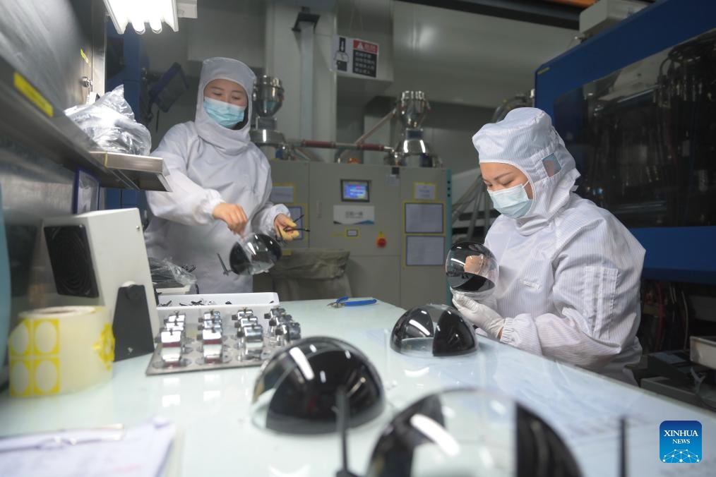 Workers work at Fran Optics Co., Ltd. in Fuzhou, southeast China's Fujian Province, March 20, 2024. In recent years, private enterprises in Fujian have been focusing on the new demands of the international market, continuously increasing technological innovation and expanding overseas markets and sales channels.(Photo: Xinhua)