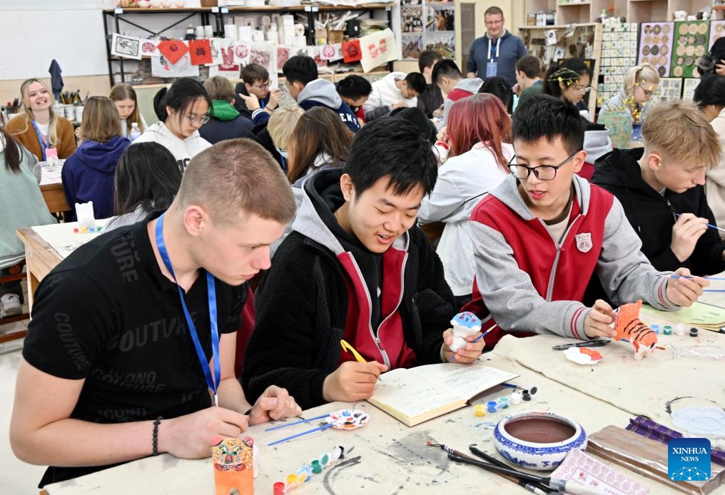Chinese and German students experience painting clay tiger figurines in Qingdao No. 9 High School in Qingdao, east China's Shandong Province, March 21, 2024. High school students from Magdeburg of Germany, who paid a friendly visit to Qingdao No. 9 High School in Shandong Province, experienced making artworks of China's intangible cultural heritages and learned about traditional Chinese culture with Chinese students.(Photo: Xinhua)