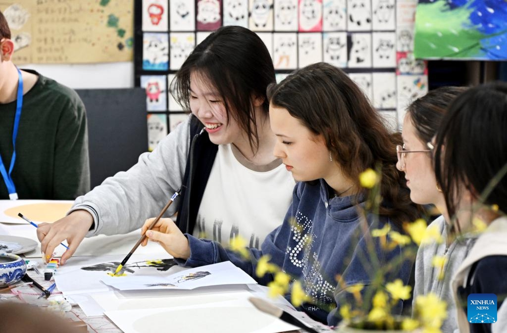 Chinese and German students experience Chinese painting in Qingdao No. 9 High School in Qingdao, east China's Shandong Province, March 21, 2024. High school students from Magdeburg of Germany, who paid a friendly visit to Qingdao No. 9 High School in Shandong Province, experienced making artworks of China's intangible cultural heritages and learned about traditional Chinese culture with Chinese students.(Photo: Xinhua)