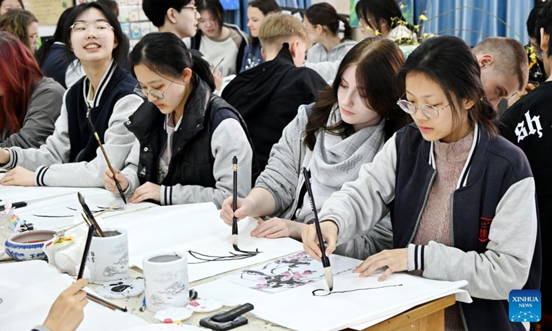 Chinese and German students experience Chinese painting in Qingdao No. 9 High School in Qingdao, east China's Shandong Province, March 21, 2024. High school students from Magdeburg of Germany, who paid a friendly visit to Qingdao No. 9 High School in Shandong Province, experienced making artworks of China's intangible cultural heritages and learned about traditional Chinese culture with Chinese students.(Photo: Xinhua)