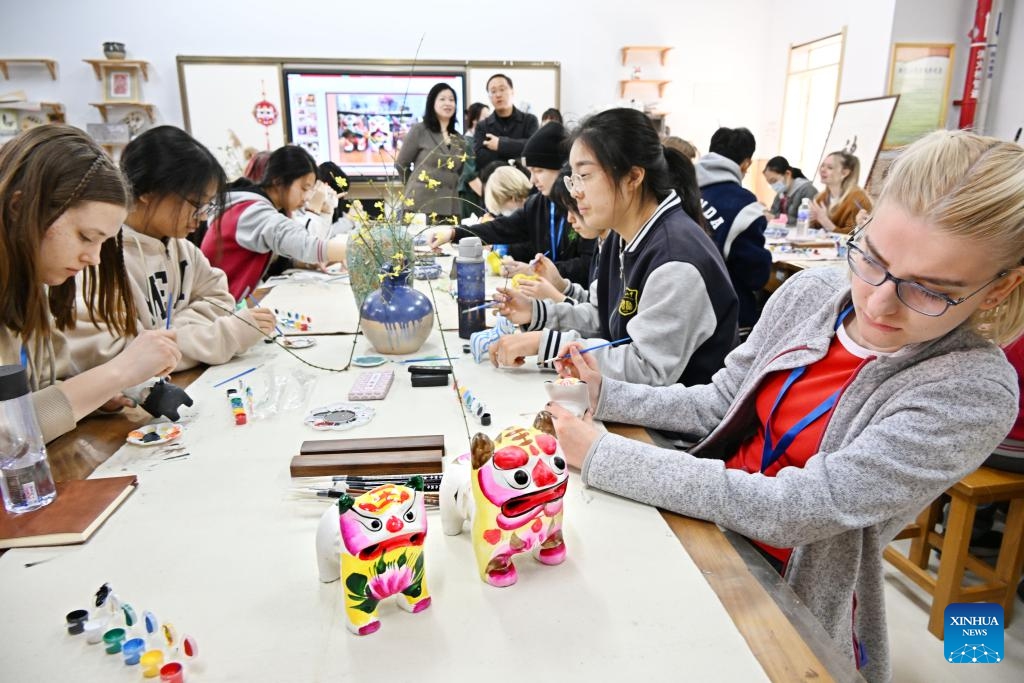 Chinese and German students experience painting clay tiger figurines in Qingdao No. 9 High School in Qingdao, east China's Shandong Province, March 21, 2024. High school students from Magdeburg of Germany, who paid a friendly visit to Qingdao No. 9 High School in Shandong Province, experienced making artworks of China's intangible cultural heritages and learned about traditional Chinese culture with Chinese students.(Photo: Xinhua)